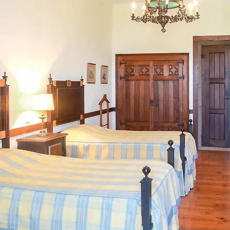 Βίλα Sleeps 17 Wifi Negrelos